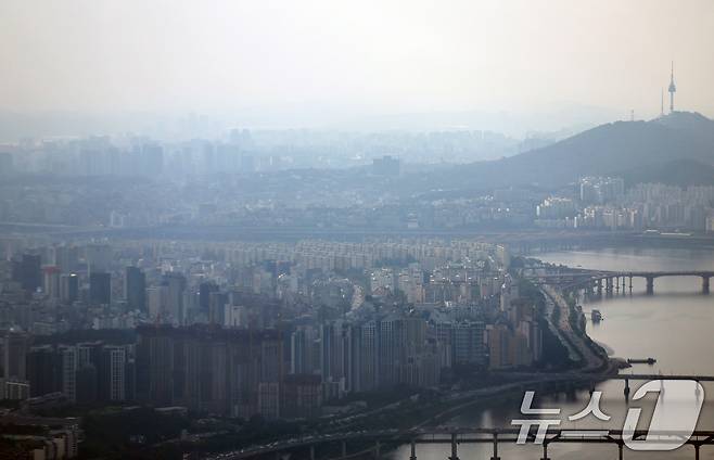 서울 송파구 롯데월드타워 서울스카이에서 아파트 단지가 보이고 있다.  2024.9.8/뉴스1 ⓒ News1 박정호 기자