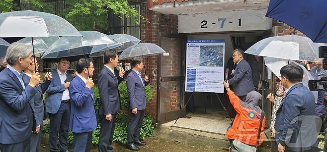 박상우 국토교통부 장관과 오세훈 서울시장이 12일 서울시 구로구 대흥·성원·동진빌라 재건축 사업지를 방문해 브리핑을 듣고 있다. 2024.9.12/뉴스1 ⓒ News1 황보준엽 기자