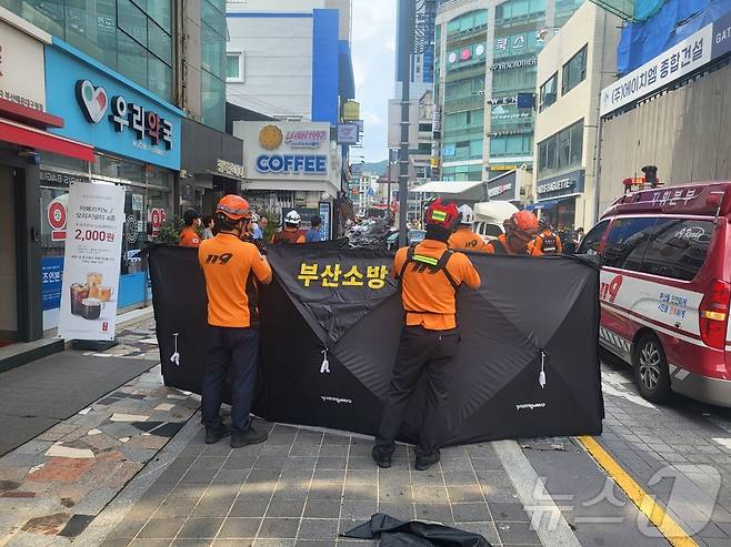 12일 오후 해운대구 어귀삼거리 사고 현장에서 소방대원이 현장을 수습하고 있다.2024.9.12.(부산경찰청 제공)