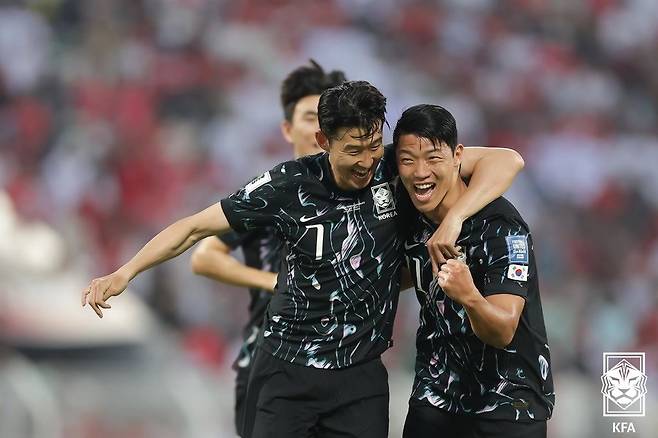 10일 (한국시간) 오만 무스카트의 술탄카부스 경기장에서 열린 오만과의 2026 국제축구연맹(FIFA) 북중미 월드컵 아시아지역 3차 예선 B조 조별리그 2차전 대한민국과 오만의 경기에서 대한민국 황희찬이 선취골을 넣은 후 손흥민과 기뻐하고 있다. (대한축구협회 제공) 2024.9.10/뉴스1