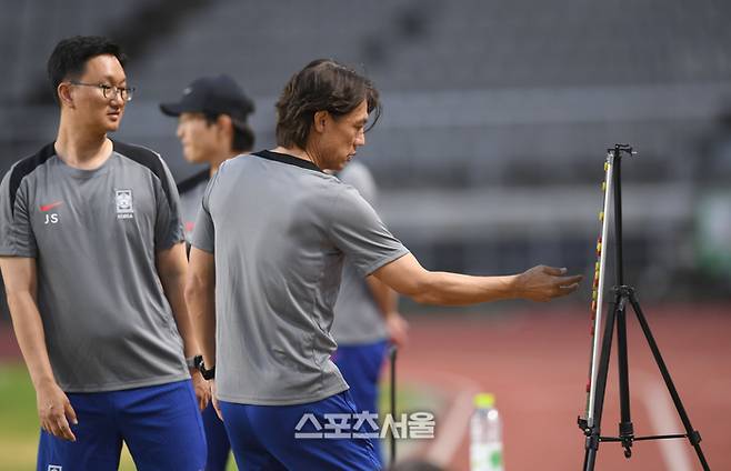 축구대표팀 홍명보 감독이 3일 고양종합운동장에서 북중미월드컵 아시아 지역 3차 예선을 앞두고 미니게임 배치를 하고 있다. 2024. 9. 3. 고양 | 최승섭기자 thunder@sportsseoul.com