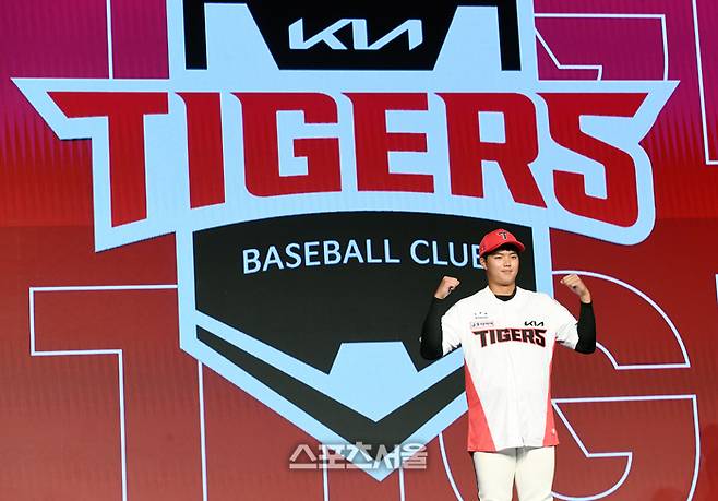 덕수고 투수 김태형이 11일 서울 송파구 롯데호텔 월드 크리스탈 볼룸에서 열린 ‘2025 KBO 신인 드래프트’에서 전체 5순위로 KIA에 지명된 뒤 취재진을 향해 포즈를 취하고 있다. 2024. 9. 11.  박진업 기자 upandup@sportsseoul.com