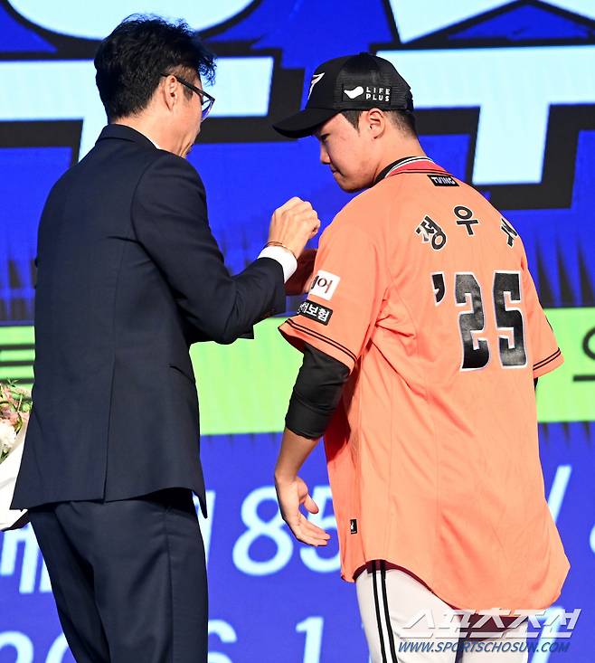 11일 롯데호텔 월드 서울에서 열린 2025 KBO 드래프트, 전체 2순위로 한화에 지명된 전주고 정우주가 한화 유니폼을 입고 있다. 잠실=허상욱 기자 wook@sportschosun.com/2024.09.11/