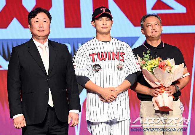 11일 롯데호텔 월드 서울에서 열린 2025 KBO 드래프트, 전체 10순위로 LG 트윈스에 지명된 서울고 김영우가 차명석 단장, 아버지와 포즈를 취하고 있다. 잠실=허상욱 기자 wook@sportschosun.com/2024.09.11/