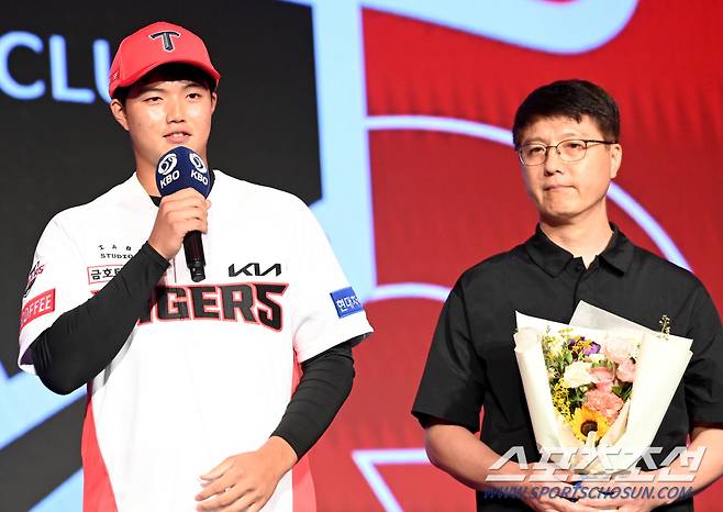 11일 롯데호텔 월드 서울에서 열린 2025 KBO 드래프트, 전체 5순위로 KIA에 지명된 덕수고 김태형이 소감을 전하고 있다. 잠실=허상욱 기자 wook@sportschosun.com/2024.09.11/