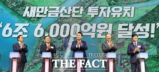 12일 엘엔에프는 이날 허제홍 엘엔에프 의장이1억원 규모의 자사주를 매입하고 향후 10개월간 총 10억원 규모의 자사주를 매입한다고 밝혔다. 사진은 허제홍 의장(오른쪽부터)이 지난해 8월 전북 군산새만큼컨벤션센터에서 열린 새만금 2차전지 투자협약식에서 구자은 LS그룹 회장, 윤석열 대통령, 명노현 LS 대표, 김오진 국토교통부 제1차관, 과 박수를 치고 있는 모습. /뉴시스