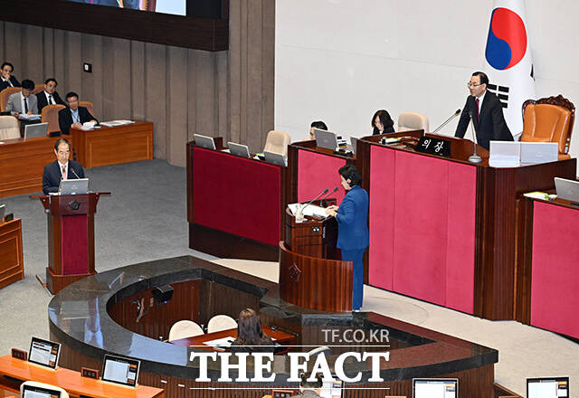 의원들과 한덕수 총리에게 주의를 주는 주호영 국회부의장(오른쪽).