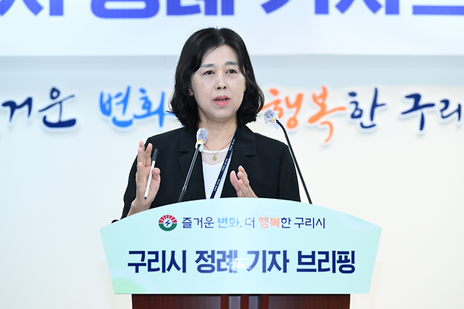 구리시 조명아 환경사업소장이 12일 시청 본관 3층 종합상황실에서 정례 기자브리핑을 하고 있다. ＜사진=구리시＞