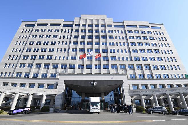 2022년 4월 8일 서울 용산구 국방부 청사 현관에 이사 업체 차량이 대기하고 있다. 국방부는 윤석열 대통령 당선인의 대통령실 용산 이전 결정에 따라 인근 청사로 옮겨졌고, 국방부 청사엔 대통령 집무실이 들어왔다. /국방일보