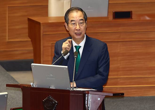 한덕수 국무총리가 11일 오후 서울 여의도 국회에서 열린 제418회국회(정기회) 제6차 본회의에서 이언주 더불어민주당 의원의 경제분야 대정부질문에 답변하고 있다. /뉴스1