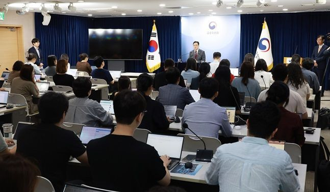 김병환 금융위원장이 12일 오후 서울 종로구 정부서울청사 합동브리핑실에서 출입기자단들과 간담회를 하고 있다. ⓒ 금융위원회