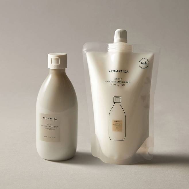 아로마티카 서렌 바디로션 라벤더 & 마조람: 자원 순환의 날 기념 본품과 동일한 양 리필을 1+1 판매하는 아로마 테라피 효과 보습제. 300mL 리필 2개 2만6천원, 본품 2만8천원, 펌프 3천원.