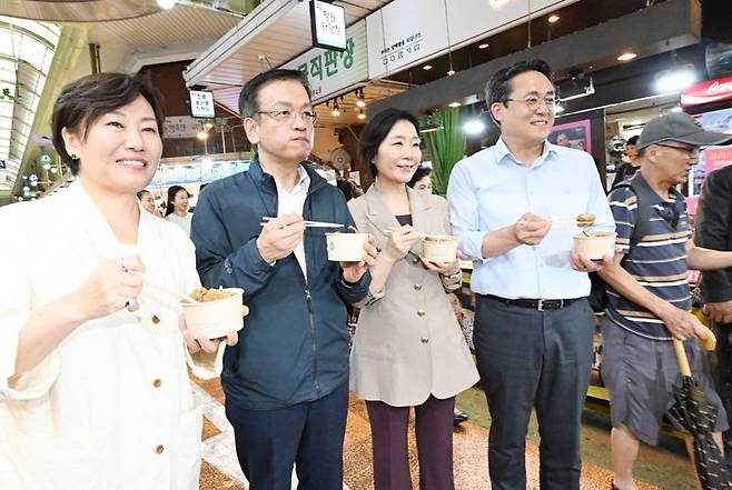 12일 민생 관련 부처 장관들이 서울 마포구 망원시장을 방문해 추석 물가 현황 점검에 나섰다. 왼쪽부터 송미령 농림축산식품부 장관, 최상목 부총리 겸 기획재정부 장관, 오영주 중소벤처기업부 장관, 강도형 해양수산부 장관. 기획재정부 제공