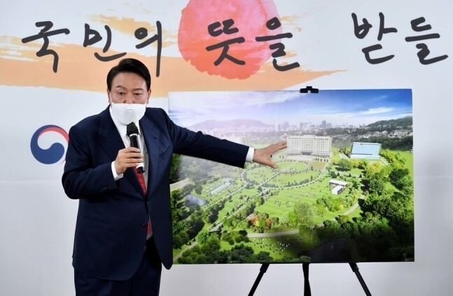 윤석열 대통령 당선자가 2022년 3월20일 서울 종로구 대통령직인수위원회 회견장에서 현재 청와대에 있는 대통령 집무실을 취임 직후 용산 국방부 청사로 이전하겠다고 발표하고 있다. 공동취재사진