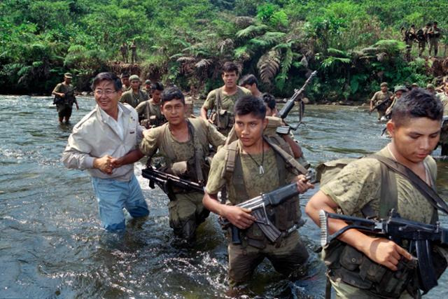 알베르토 후지모리(앞에서 셋째 줄 왼쪽 첫 번째) 전 페루 대통령이 1995년 에콰도르 국경 인근에서 정부군 병사 훈련을 참관하고 있다. 페루 대통령실이 공개한 사진이다. AFP 연합뉴스