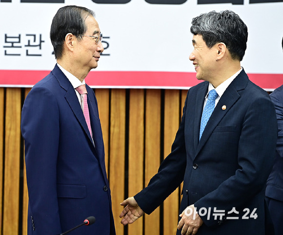 한덕수 국무총리와 이주호 사회부총리 겸 교육부장관이 12일 오후 서울 여의도 국회에서 열린 지역·필수의료체계 개선을 위한 당정협의회에 앞서 대화를 나누고 있다. [사진=곽영래 기자]