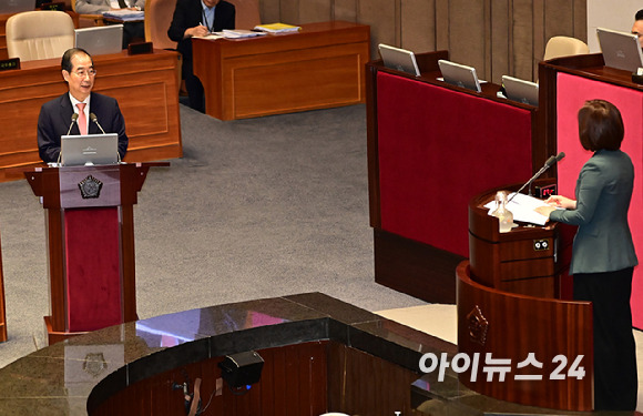 한덕수 국무총리가 12일 오후 서울 여의도 국회에서 열린 본회의에서 김미애 국민의힘 의원의 대정부 질문(교육·사회·문화 분야)에 답하고 있다. [사진=곽영래 기자]