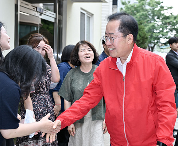 홍준표 대구시장이 12일 애생보육원 관계자들을 격려하고 있다. [사진=대구시]