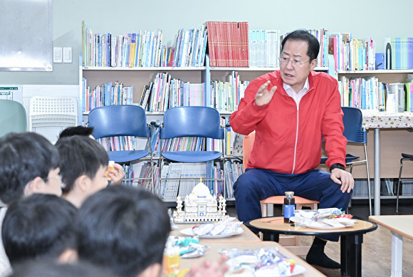 홍준표 대구시장이 12일 아이들과 즐거운 한 때를 보내고 있다. [사진=대구시]