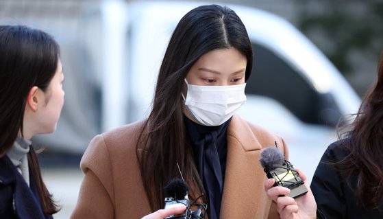 입시 비리 혐의로 기소된 조국 전 법무부 장관 딸 조민 씨가 지난 1월 26일 오전 서초구 서울중앙지방법원에서 열린 1심 2회 공판에 출석하고 있다. 뉴스1