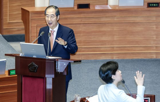 국회 대정부질문(사회분야)이 12일 국회 본회의장에서 진행됐다. 백혜련 더불어민주당 의원이 한덕수 국무총리의 답변 태도에 관해 주호영 국회 부의장에게 시정해줄 것을 요청하고 있다. 김성룡 기자