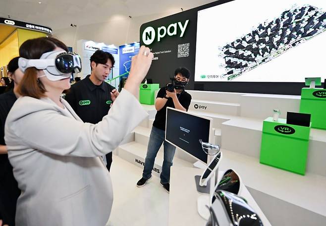 긴타레 스카이스테 리투아니아 재무부 장관이 지난달 27일 오전 서울 동대문디자인플라자(DDP)에서 열린 ‘코리아 핀테크 위크 2024’의 네이버페이 전시공간에서 ‘부동산 VR투어’를 직접 체험하고 있다. 사진=네이버 제공