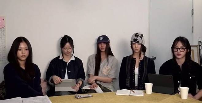 11일 긴급 유튜브 라이브 방송을 켠 뉴진스 멤버들. / 사진=유튜브 캡처