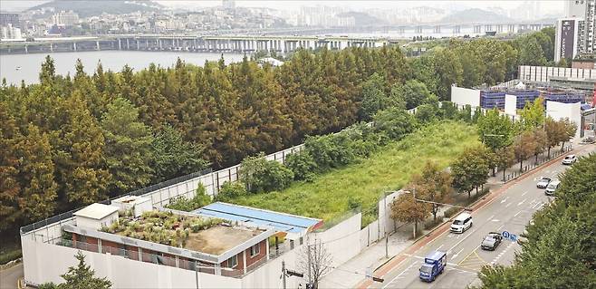 < 거래 완료된 한강변 주택 사업장 > 기준금리가 인하될 것이라는 기대가 커지면서 최근 프로젝트파이낸싱(PF) 부실 사업장 거래가 잇달아 이뤄지고 있다. 지난달 한림대부개발이 선순위 채권 1640억원어치를 인수한 서울 잠원동 하이엔드 주택 사업장 전경.  임형택 기자