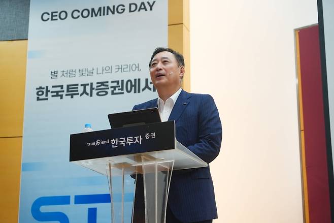 김남구 한국투자금융지주 회장은 12일 서울 안암동 고려대 백주년기념관에서 열린 ‘한국투자증권 채용설명회’ 강연자로 나서 회사 소개를 하고 있다. /사진=한국투자증권