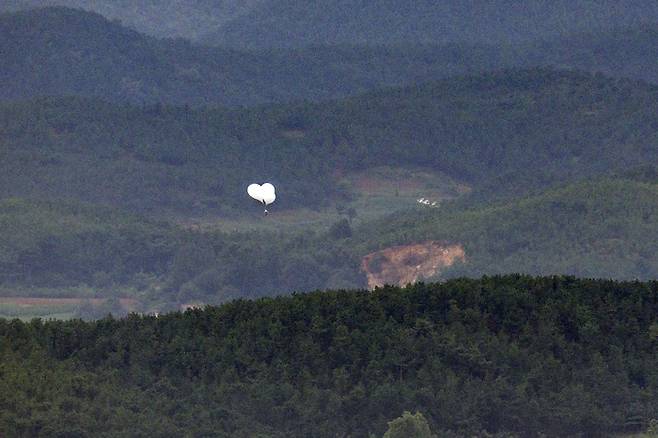 지난 5일 오전 경기도 파주시 오두산 통일전망대에서 바라본 북한 황해북도 개풍군에서 쓰레기 풍선이 떠오르고 있다. 연합뉴스