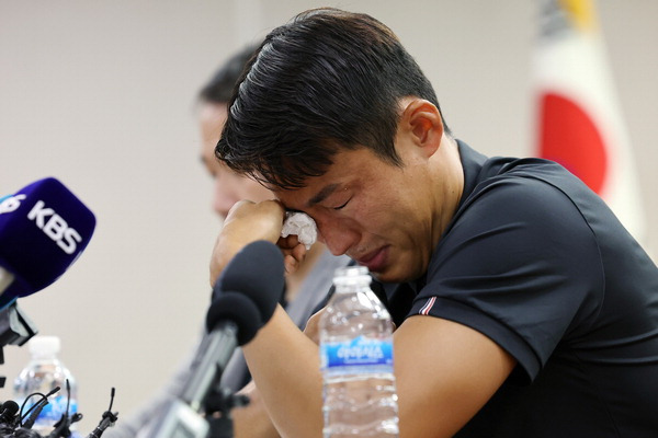 손준호(수원FC)가 지난 11일 오후 경기 수원시체육회관에서 중국축구협회 영구 제명 징계 관련 기자회견을 하며 눈물을 흘리고 있다. 연합뉴스