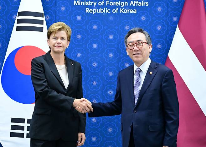 Latvian Foreign Minister Baiba Braze shakes hands with South Korean Foreign Minister Cho Tae-yul before their meeting in Seoul on Monday. (Yonhap)