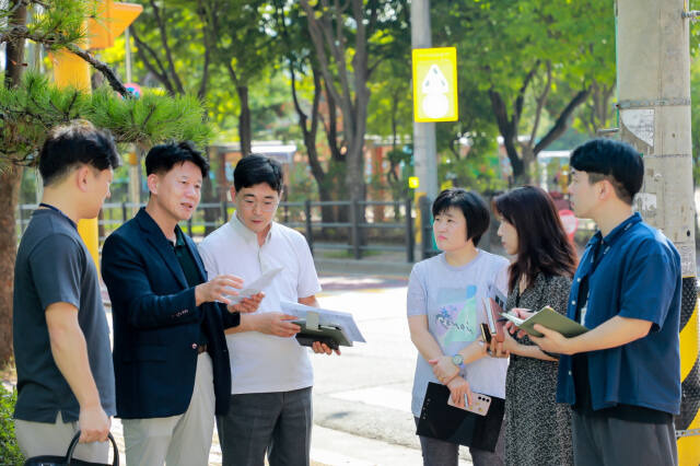 김종석 권선구청장이 지난 11일 입북초등학교 통학로 인근에 설치된 시설물을 점검하고 있다. 권선구 제공