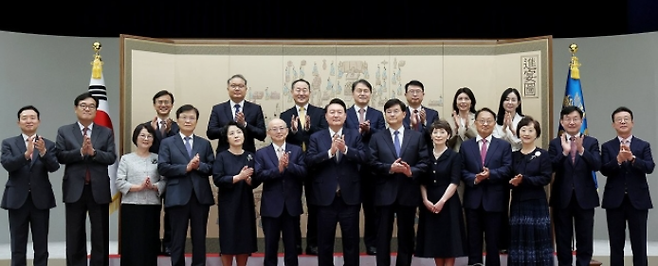 윤석열 대통령, 임명장 및 위촉장 수여식 기념촬영/사진=연합뉴스