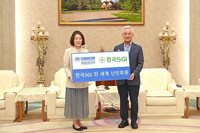 유엔난민기구(UNHCR) 한국대표부 김새려 대표(사진 왼쪽)와 한국SGI 김인수 이사장이 우크라이나 난민을 위한 구호 성금 기탁식을 하고 있다. [사진제공 = 한국SGI]