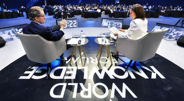 On the final day of the 25th World Knowledge Forum on the 11th, Arthur Laffer, Chairman of Laffer Associates, discussed with Lee Soo-hyung of the Bank of Korea, warning that tax increases on corporate, income, and unrealized capital gains could harm global growth. (Han Joo-hyung)