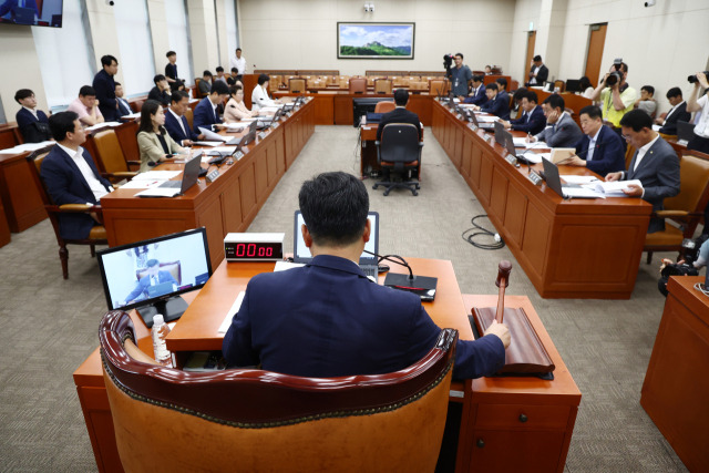 안호영 환경노동위원장이 지난달 19일 국회에서 열린 환경노동위원회 전체회의에서 발언하고 있다. 뉴스1