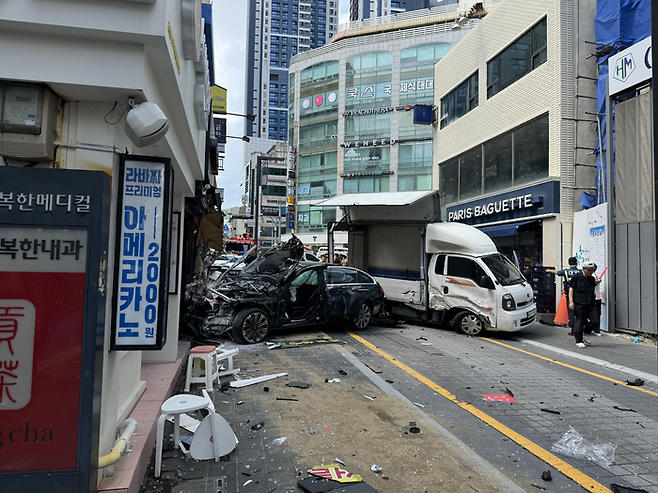 12일 오후 1시 12분께 부산 해운대구 해운대구청 어귀 삼거리에서 벤츠 차량 1대가 인도 위로 돌진해 70대 여성이 현장에서 사망했고, 60대 남성은 심정지 상태로 병원으로 이송됐다. [부산소방재난본부]