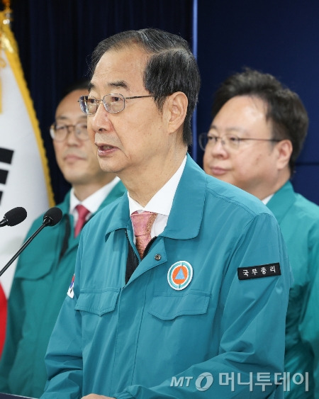 한덕수 국무총리가 12일 서울 종로구 정부서울청사에서 '의사 블랙리스트' 등 응급의료 종합상황 관련 합동브리핑을 하고 있다./사진=(서울=뉴스1) 허경 기자