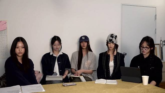 걸그룹 뉴진스가 하이브와 방시혁 의장에 강력 항의하는 라이브 방송을 진행했다. /사진=유튜브 라이브 방송 캡처