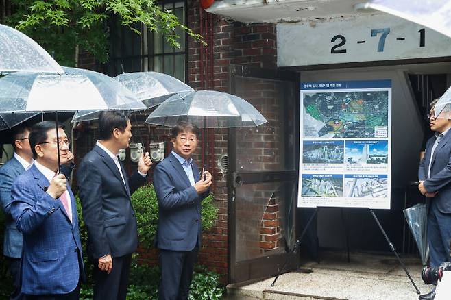 박상우(가운데) 국토부 장관과 오세훈(왼쪽 두번째) 서울시장이 구로구 온수동 대흥·성원·동진빌라 재건축 사업현장을 찾아 주민 불편사항을 듣고 사업 추진 현황 점검 등에 나섰다. /사진=국토부