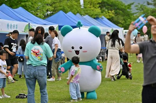 증권사들이 귀여운 캐릭터를 통해 마케팅에 나서고 있다. 사진은 상상인증권의 캐릭터 곰지락. /사진=상상인증권