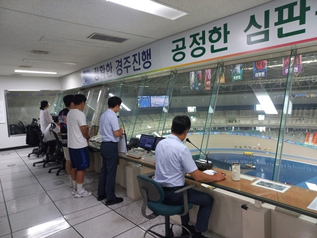 광명스피돔 종합심판실에서 13일 '경륜 선수와 함께하는 심판판정 참관 프로그램'을 시행한다. /경륜경정총괄본부 제공