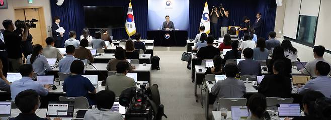 김병환 금융위원회 위원장이 12일 서울 종로구 정부서울청사에서 기자간담회를 하고 있다. [연합]