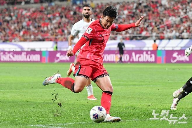 5일 오후 서울 마포구 서울월드컵경기장에서 열린 2026 국제축구연맹(FIFA) 북중미 월드컵 아시아 3차 예선 B조 1차전 대한민국과 팔레스타인 경기에서 손흥민이 슈팅하고 있다. 류영주 기자