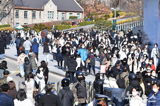 수시모집 논술고사를 치른 수험생들이 시험을 마치고 학교를 나서고 있다. 류영주 기자