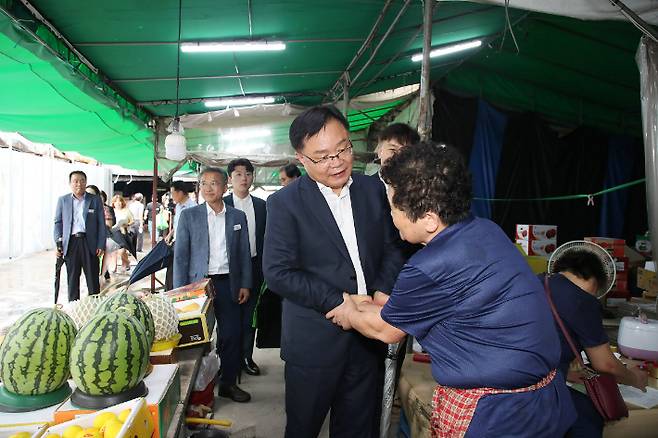 홍남표 창원시장 마산 청과시장 화재 피해 상인들을 위로하고 있다. 창원시 제공