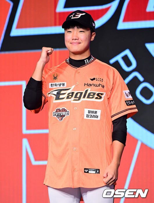 [OSEN=지형준 기자] 11일 오후 서울 잠실 롯데호텔 월드에서 2025 KBO 신인 드래프트가 열렸다.2025 KBO 신인 드래프트는 전면 드래프트 방식으로 진행된다. 지명은 1라운드부터 11라운드까지 이뤄지며, 2023년도 구단 순위의 역순인 키움-한화-삼성-롯데-KIA-두산-NC-SSG-KT-LG 순서로 실시된다.전주고 정우주가 한화에 지명되며 포즈를 취하고 있다. 2024.09.11 / jpnews@osen.co.kr