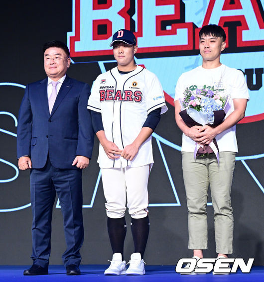 [OSEN=지형준 기자] 11일 오후 서울 잠실 롯데호텔 월드에서 2025 KBO 신인 드래프트가 열렸다.2025 KBO 신인 드래프트는 전면 드래프트 방식으로 진행된다. 지명은 1라운드부터 11라운드까지 이뤄지며, 2023년도 구단 순위의 역순인 키움-한화-삼성-롯데-KIA-두산-NC-SSG-KT-LG 순서로 실시된다.덕수고 박준순이 두산에 1라운드 지명되며 김태룡 단장, 아버지와 포즈를 취하고 있다. 2024.09.11 / jpnews@osen.co.kr