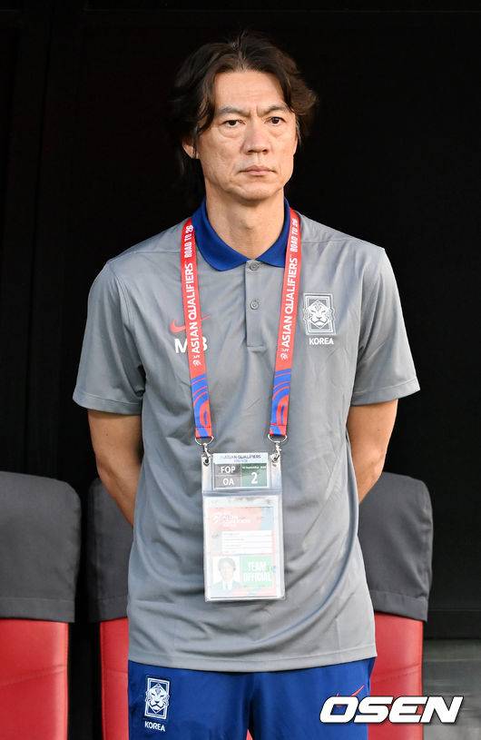 [OSEN=무스카트(오만) 민경훈 기자] 홍명보 감독이 이끄는 대한민국 축구 국가대표팀은&nbsp;10일 오후 11시(이하 한국시간) 오만 무스카트의 술탄 카부스 종합운동장에서 오만과&nbsp;2026 국제축구연맹(FIFA) 북중미 월드컵 아시아 지역 3차 예선 B조 2차전 맞대결에서 3-1 승리를 거뒀다.이로써 홍명보호는 지난 팔레스타인전 충격을 딛고 첫 승을 신고하는 데 성공했다.경기 전 홍명보 감독이 비장한 표정을 짓고 있다. 2024.09.10 / rumi@osen.co.kr